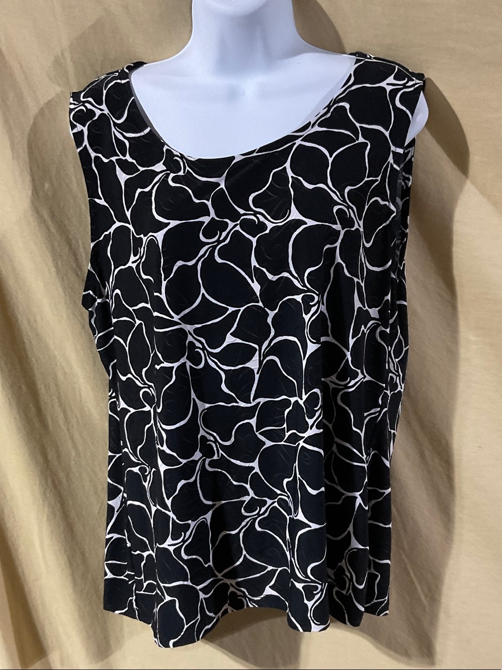 JM Collection Size L Black Top with White Abstract Leaf Print